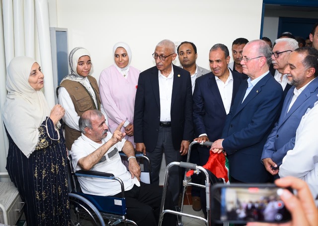 وزير الخارجية يرافق رئيس الوزراء الفلسطيني لزيارة الجرحى الفلسطينيين بمستشفى العريش العام