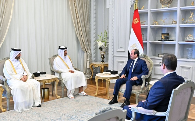 الرئيس السيسي يبحث مع رئيس وزراء قطر تعزيز التعاون الثنائي والتنسيق لوقف النار وإعادة إعمار غزة 