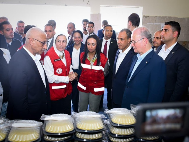 وزير الخارجية ورئيس الوزراء الفلسطيني يزوران مركز الإمداد الغذائي 