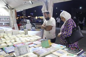 إقبال جماهيري على معرض السويس الثالث للكتاب

