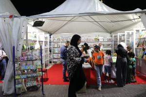 إقبال جماهيري على معرض السويس الثالث للكتاب

