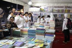 إقبال جماهيري على معرض السويس الثالث للكتاب

