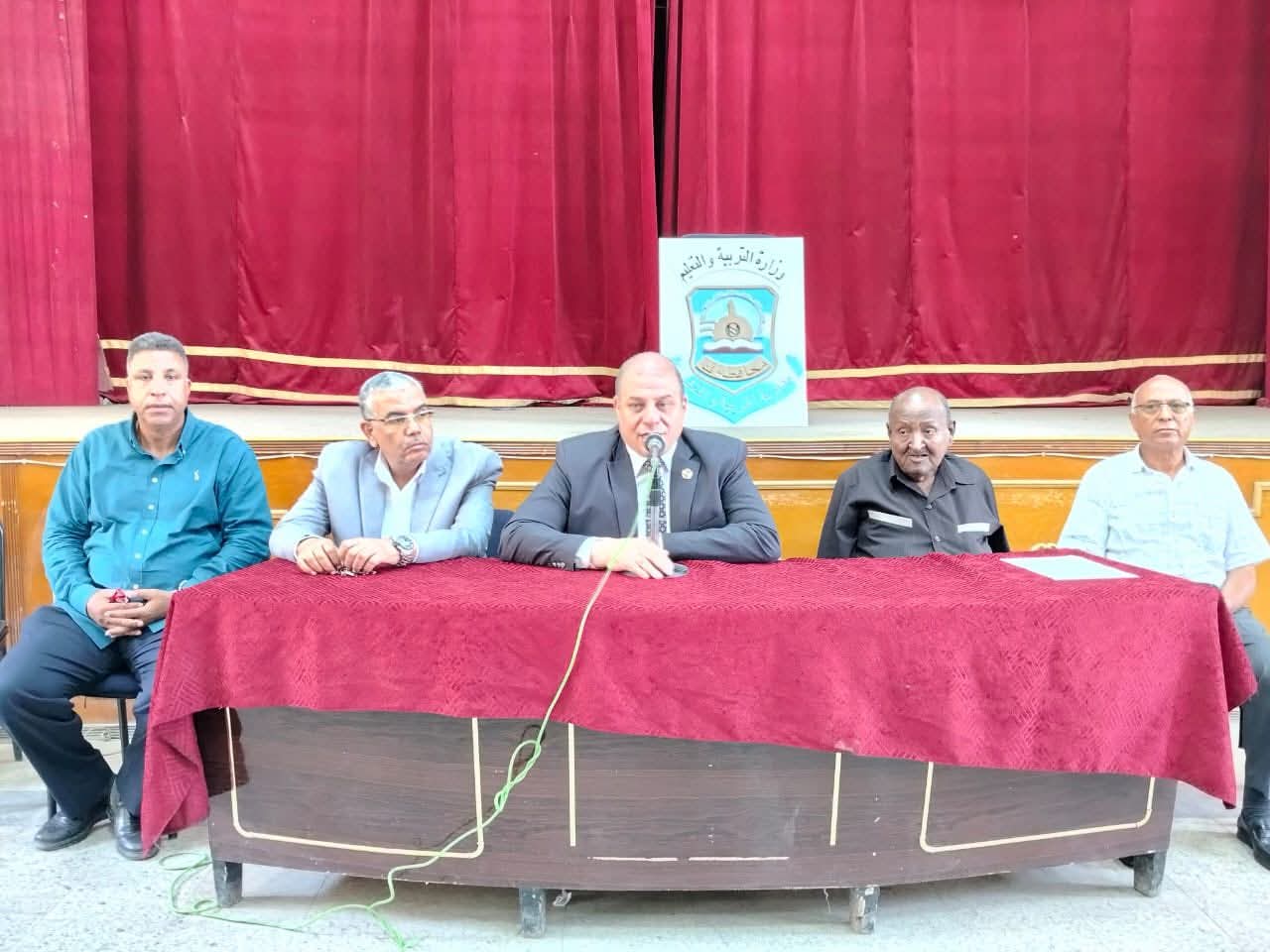  تعليم قنا يوجه بسرعة صرف مستحقات العاملين بنظام الحصة

