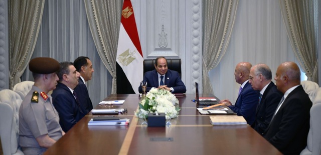 السيسي يوجّه بمواصلة تطوير الموانئ والنقل والسكك الحديدية وتعزيز التصنيع المحلي لجذب الاستثمارات 