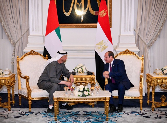 بالصور.. الرئيس السيسي يستقبل نظيره الإماراتي بمدينة العلمين