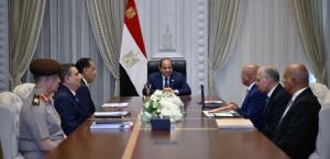 السيسي يوجّه بمواصلة تطوير الموانئ والنقل والسكك الحديدية وتعزيز التصنيع المحلي لجذب الاستثمارات 
