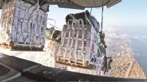 بالتنسيق مع مصر.. عبور 20 شاحنة إماراتية من كرم أبو سالم تمهيدا لدخولها غزة