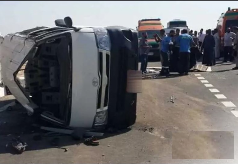 مصرع 5 أشخاص وإصابة 11 آخرين في حادث انقلاب ميكروباص بالمنيا

