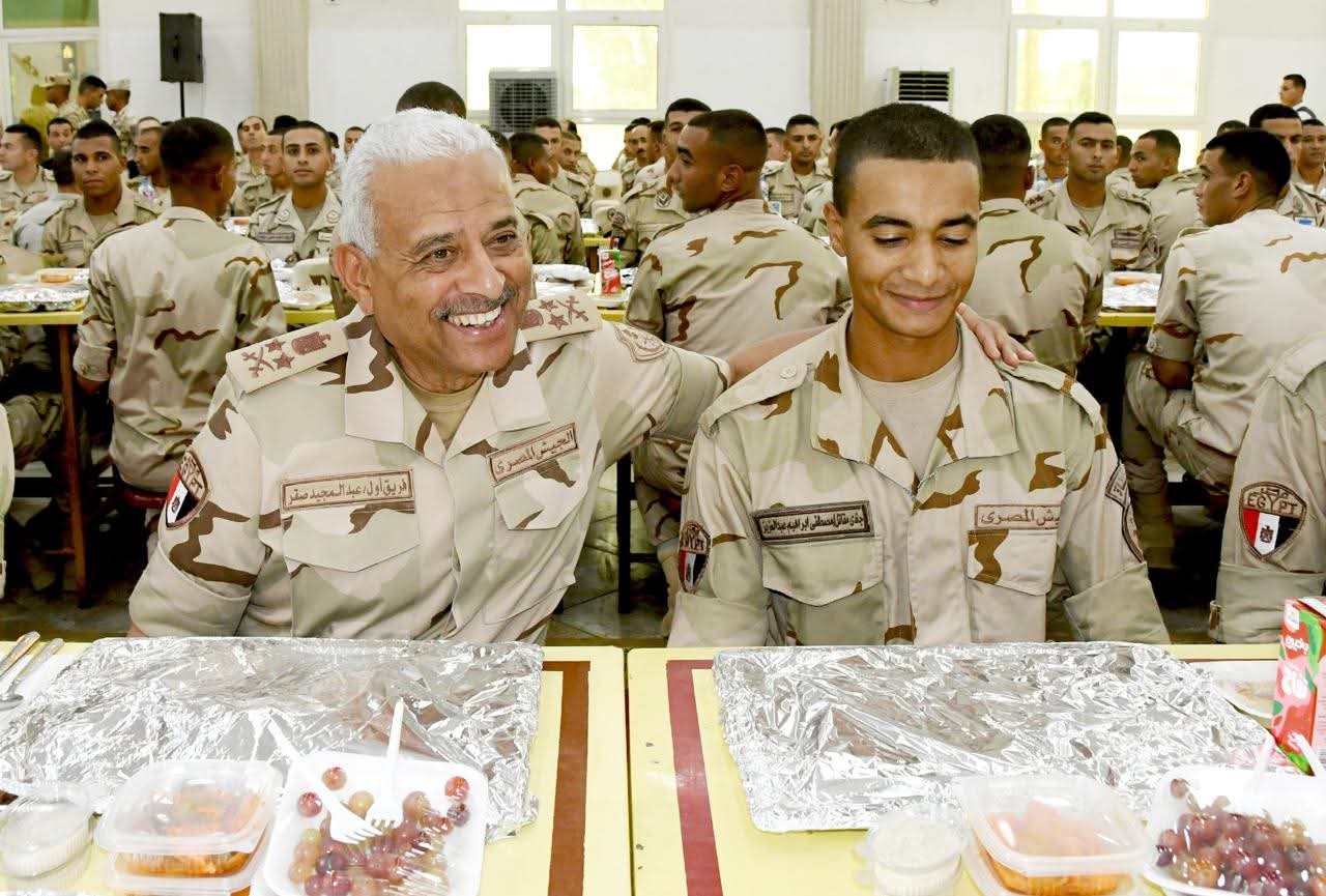 وزير الدفاع يطمئن على معدلات الكفاءة والاستعداد لمقاتلي الجيش الثاني الميداني وضباط الاحتياط والصف
