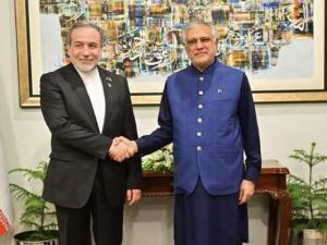 وزيرا خارجية إيران وباكستان يبحثان تعزيز التعاون المشترك حفاظا على استقرار المنطقة