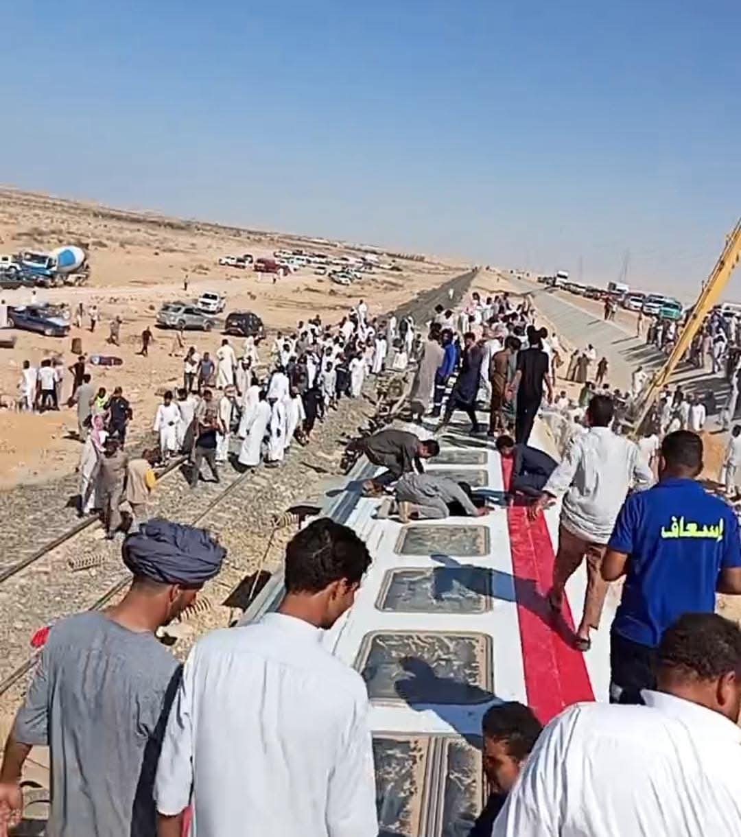 وصول كامل الوزير إلى موقع حادث خروج 7 عربات عن القضبان وانقلاب من القطار رقم 1935 بمطروح
