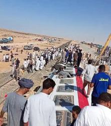 وصول كامل الوزير إلى موقع حادث خروج 7 عربات عن القضبان وانقلاب من القطار رقم 1935 بمطروح