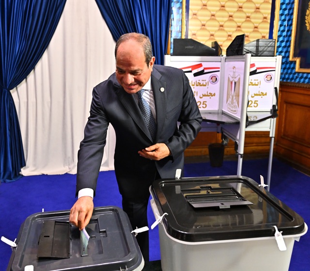 الرئيس السيسي يدلي بصوته في انتخابات مجلس الشيوخ 2025 من لجنة مصر الجديدة