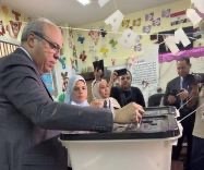 وزير الطيران  يُدلي بصوته في انتخابات مجلس الشيوخ بمقر لجنته بمصر الجديدة