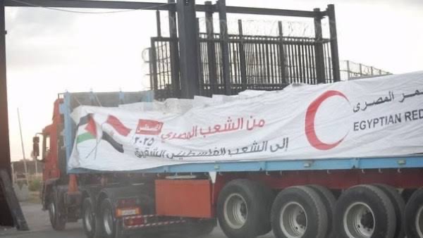 الهلال الأحمر يرسل قوافل مساعدات تكفي نصف مليون شخص إلى غزة