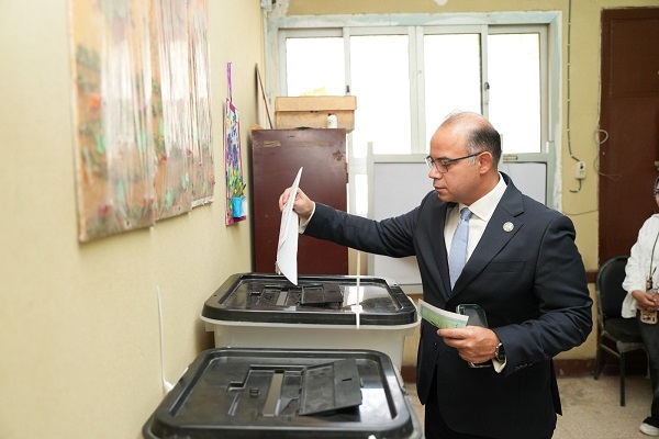  رئيس الهيئة العامة للرقابة المالية يُدلي بصوته في انتخابات مجلس الشيوخ 