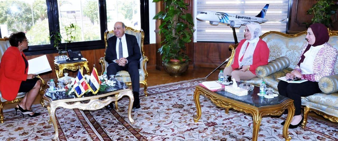 وزير الطيران يبحث مع سفيرة  الدومينيكان بالقاهرة آليات تعزيز التعاون المشترك بين الجانبين