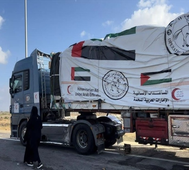 عبور 20 شاحنة مساعدات إماراتية إلى كرم أبو سالم ضمن القافلة الـ26 للفلسطينيين بقطاع غزة