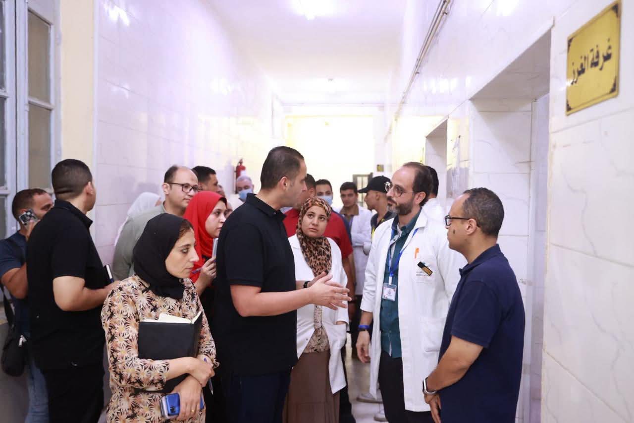 نائب وزير الصحة يجري جولة تفقدية مفاجئة لمستشفيي التأمين الصحي والصدر بالمنيا ويوجه بصرف مكافأة للعاملين بمستشفى الصدر