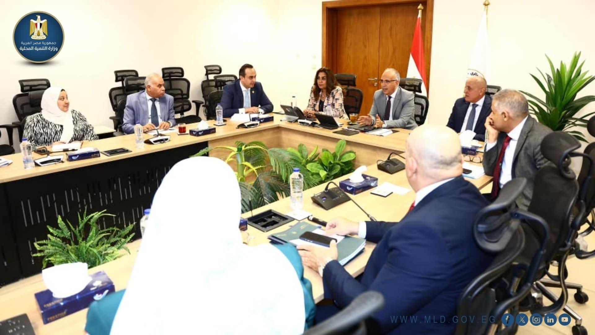 وزيرا الري و التنمية المحلية يبحثان مع محافظ الأقصر الأعمال المقترحة على جانبي نهر النيل 


