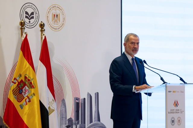 وزير الخارجية الإسباني يوقع  