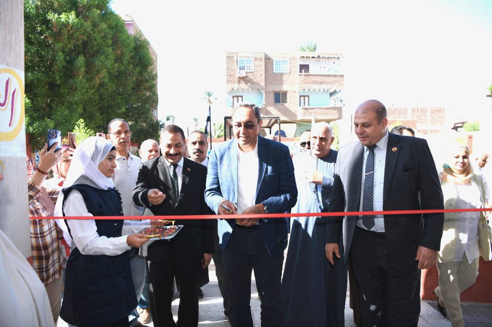 محافظ قنا يدشن العام الدراسي الجديد بافتتاح مدرسة الترامسة الإعدادية

