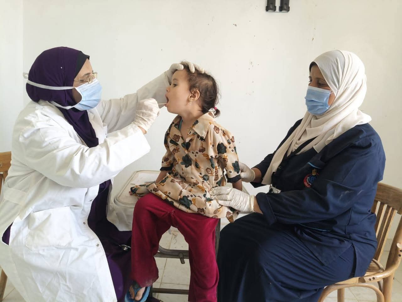 قافلة “حياة كريمة” تقدم خدماتها الطبية المجانية لـ ١١٨٢ مواطنًا بقرية العور بسمالوط