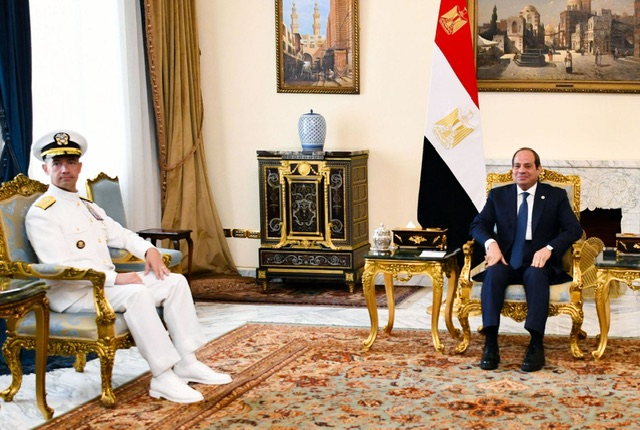 السيسي يستقبل قائد القيادة المركزية الأمريكية لبحث التعاون العسكري وتطورات غزة والمنطقة
