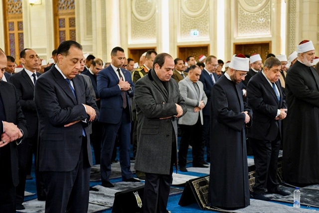 الرئيس السيسي يؤدي صلاة الفجر بمسجد العزيز الحكيم بالمقطم إيذانًا بافتتاحه
