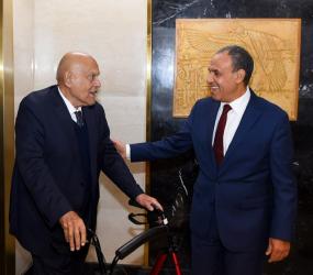 وزير الخارجية يلتقي الدكتور مجدي يعقوب ويشيد بالمشروعات الصحية المصرية في أفريقيا