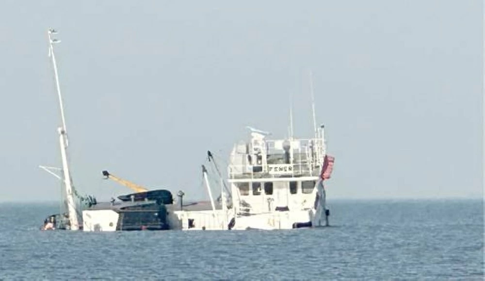 قناة السويس عن جنوح السفينة FENER: خارج نطاق المجرى الملاحي.. ولم نتلقَ طلبًا للتدخل