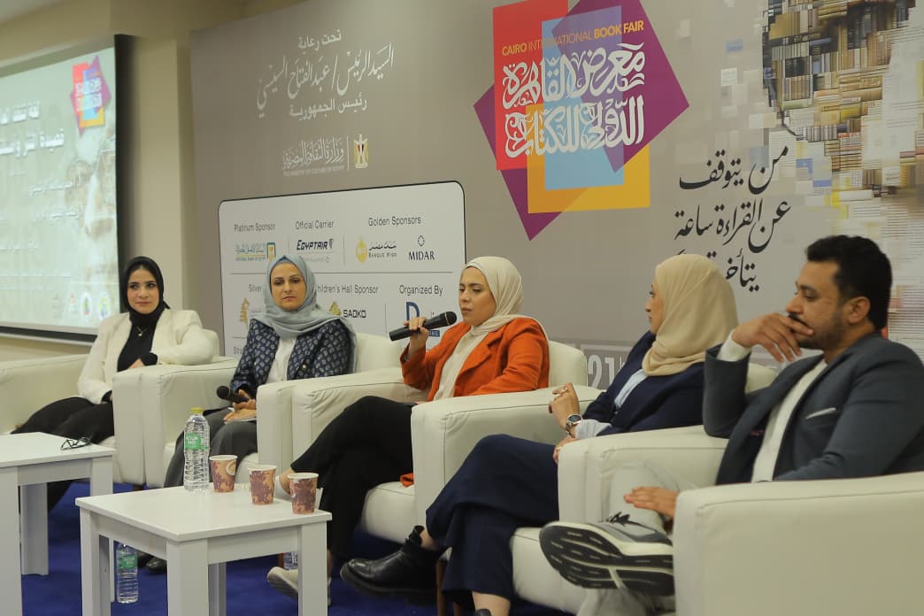 قصيدة النثر وأسئلتها الكبرى في الصالون الثقافي بمعرض الكتاب



