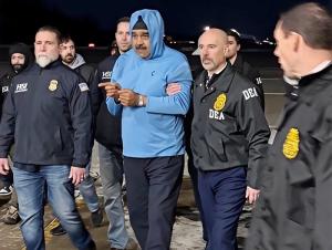 القصة الكاملة لاعتقال نيكولاس مادورو .. من التجسس عليه إلى اقتياده معصوب العينين