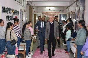 محافظ الأقصر يقدم التهاني والعيديات لأطفال الجمعيات بعيد الميلاد

