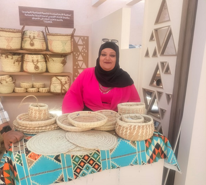 أم جنة ورفيقاتها يصنعن من مخلفات النخل قطعا فنية