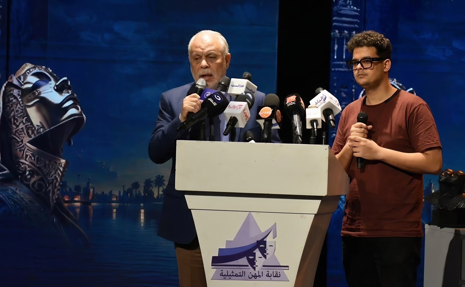 الفنان محمد عصمت: 410 شباب يتطوعون لتنظيم مهرجان نقابة المهن التمثيلية للمسرح المصري