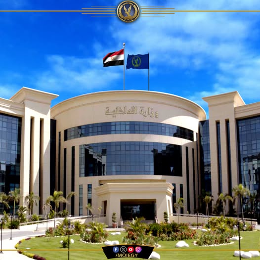 ضبط أجنبيتين بتهمة إدارة عدة حسابات تروج لمحتوى يتنافى مع الآداب خلال إقامتهما في القاهرة
