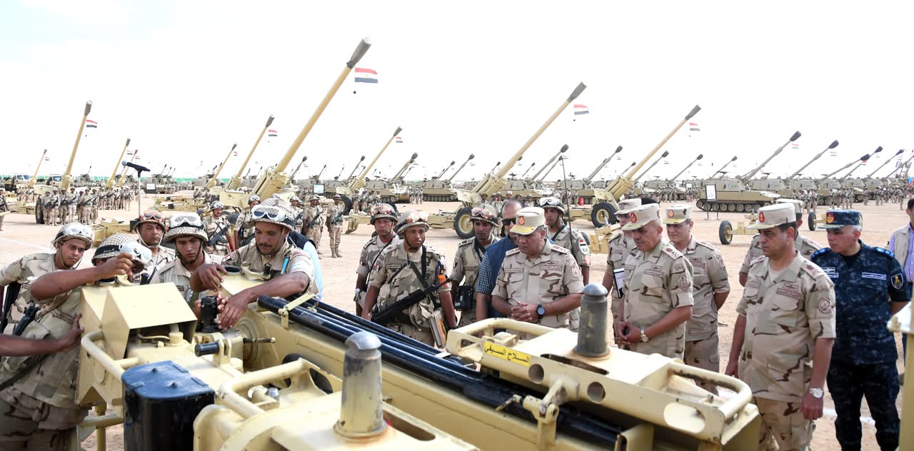 وزير الدفاع يشهد تفتيش الحرب لأحد تشكيلات المنطقة الشمالية العسكرية لقياس جاهزيتها القتالية