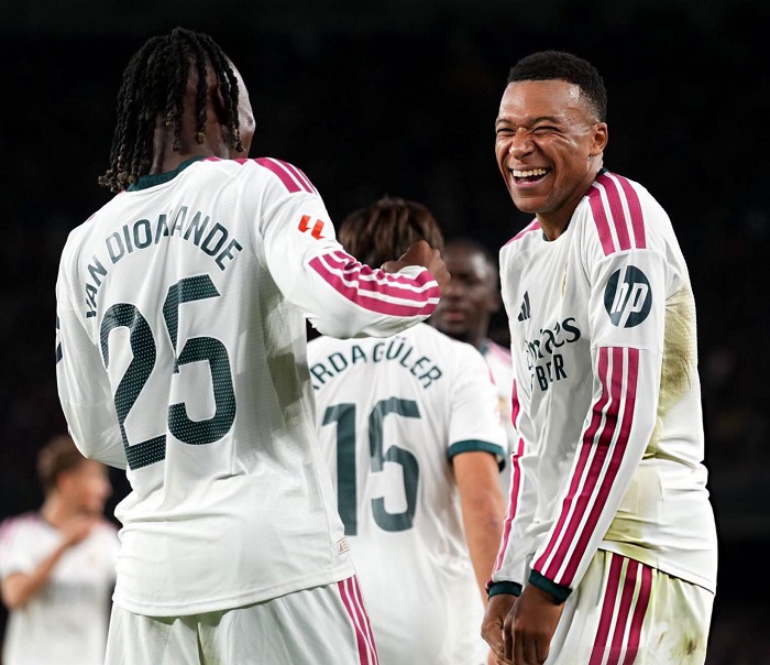 ريال مدريد يحسم الكلاسيكو بهدف متأخر ويشعل المنافسة على القمة