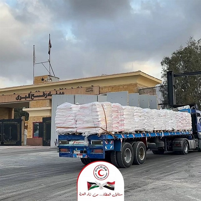 الهلال الأحمر المصري يرسل 90 شاحنة دقيق وسلال غذائية لعودة تشغيل المخابز في غزة