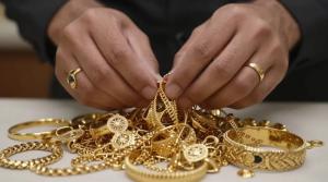 أسعار الذهب مساء اليوم الجمعة في مصر بعد انهيار أسعاره عالميا