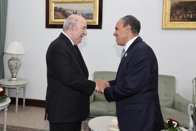 وزير الخارجية ينقل تحيات الرئيس السيسي إلى نظيره الجزائري ويؤكد تعزيز العلاقات الثنائية