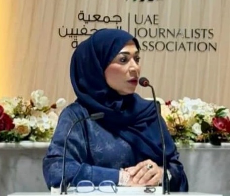 تكريم رئيسة جمعية الصحفيين الإماراتية خلال 
