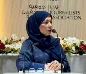 تكريم رئيسة جمعية الصحفيين الإماراتية خلال 