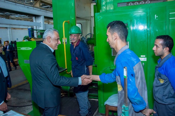 جمبلاط يتفقد خطوط إنتاج المدافع والأسلحة بمصنع 100 الحربي ويشدد على رفع معدلات الإنتاج