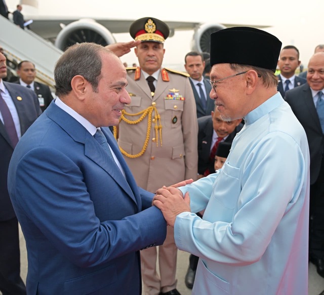الرئيس السيسي يصل إلى كوالالمبور في مستهل زيارة دولة إلى ماليزيا