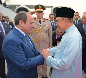 الرئيس السيسي يصل إلى كوالالمبور في مستهل زيارة دولة إلى ماليزيا