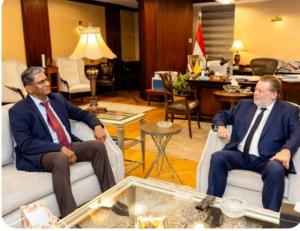 سفير الهند يبحث مع محافظ البنك المركزي المصري تعزيز التعاون المالي والمصرفي