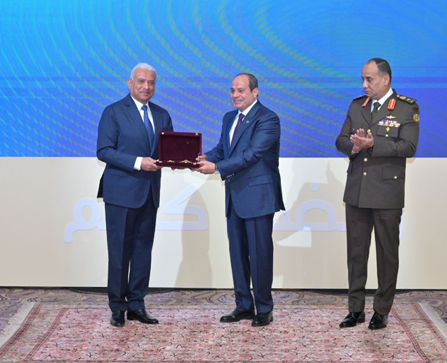 الرئيس السيسي يشهد تكريم الفريق أول عبد المجيد صقر ويمنحه نوط الجمهورية من الطبقة الأولي