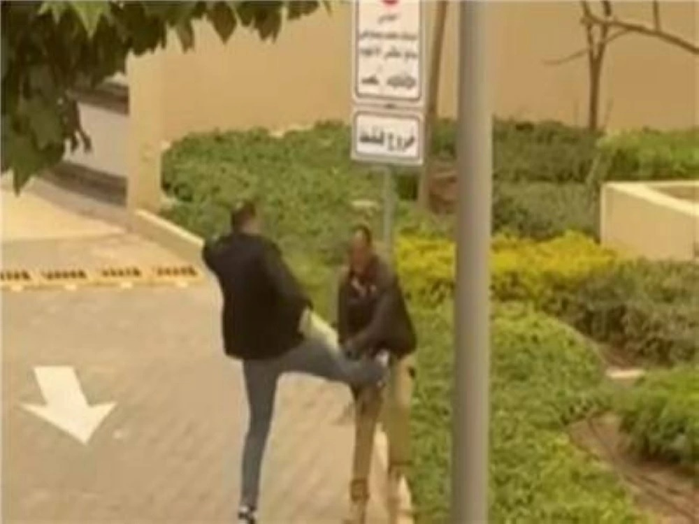 إحالة متهم بالتعدي على فرد أمن بأحد المجمعات السكنية لمحاكمة عاجلة